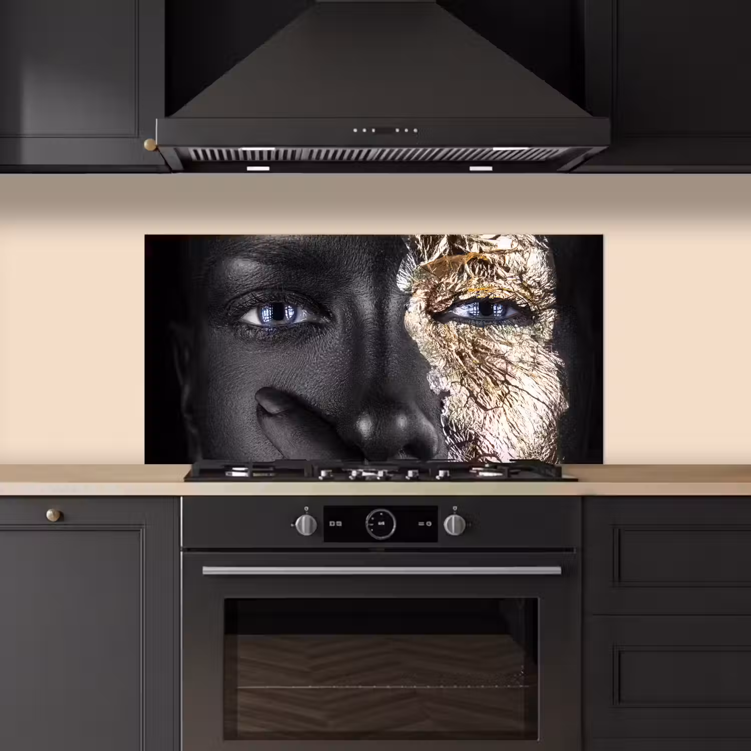 Vrouw - Goud - Zwart - Schmink - Luxe keuken achterwand spatscherm middel -sfeer1