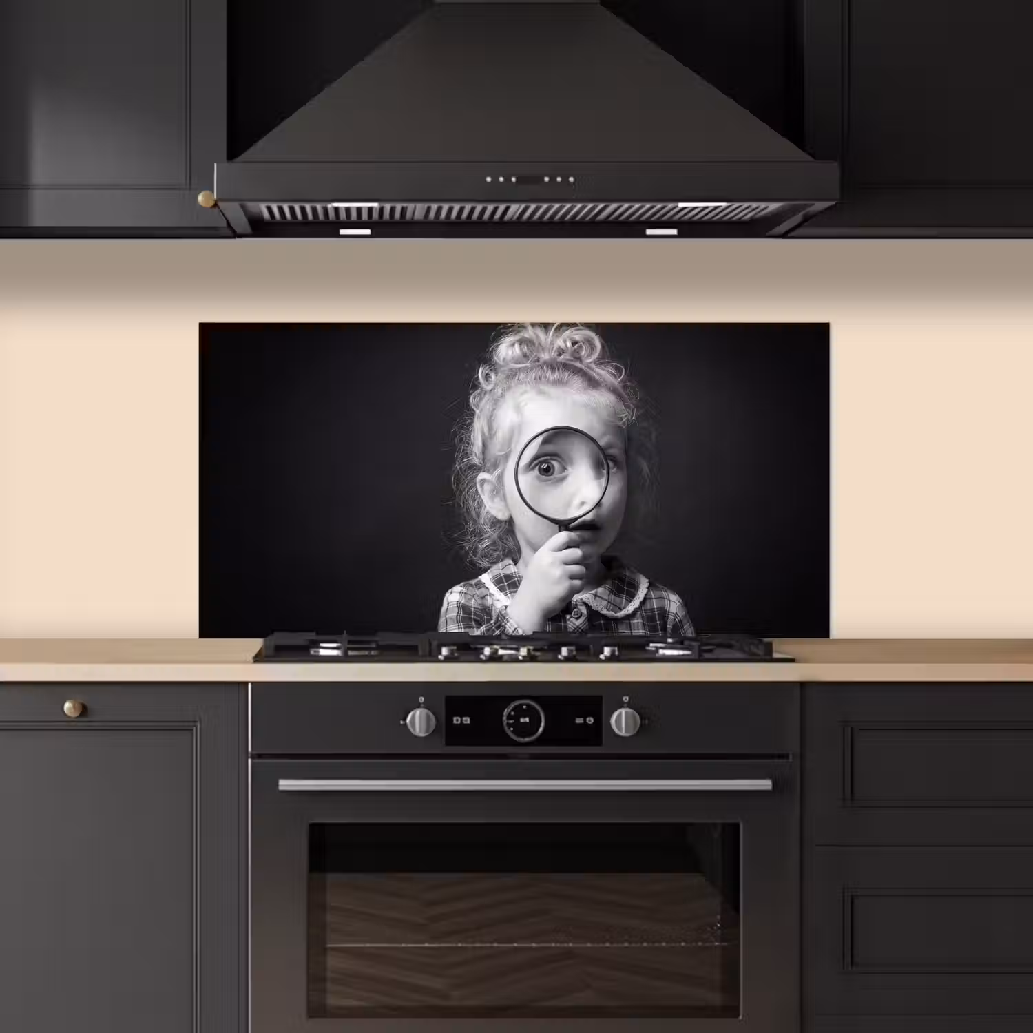 Kind - Vergrootglas - Portret - Zwart-wit keuken achterwand spatscherm middel -sfeer1