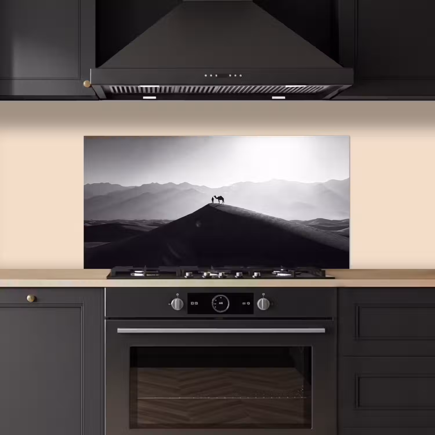 Mens - Kameel - Zandduin - Natuur - Monochroom keuken achterwand spatscherm middel -sfeer1