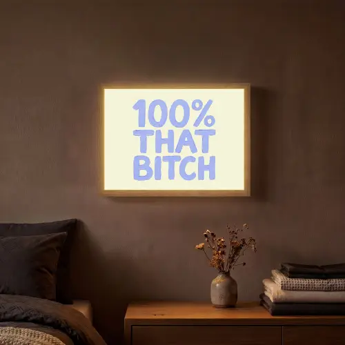 100% that bitch - Blauw - Wit Light Box met batterij (Wandlamp) middel -sfeer4