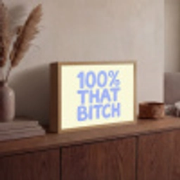 100% that bitch - Blauw - Wit Light Box met batterij (Wandlamp) middel -sfeer2