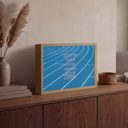 Atletiekbaan - Blauw - Tekst -Roze Light Box met batterij (Wandlamp) middel -sfeer2
