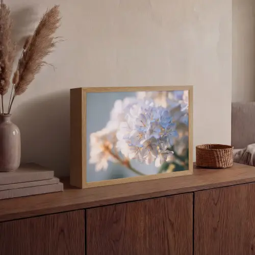 Bloemen - Lichtblauw - Wazig - Trosje Light Box met batterij (Wandlamp) middel -sfeer2