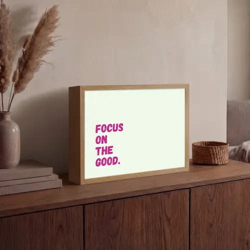 Focus on the good - Beige - Roze Light Box met batterij (Wandlamp) middel -sfeer2