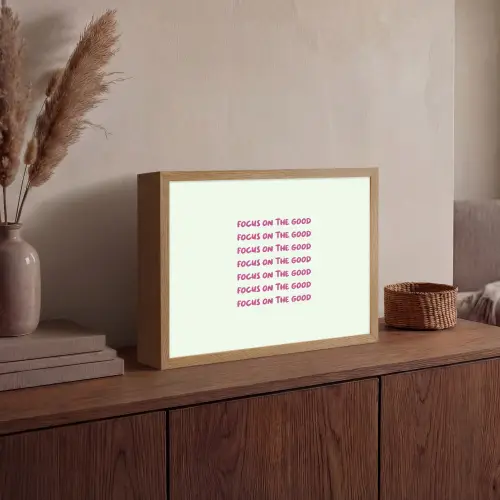 Focus on the good - Roze Light Box met batterij (Wandlamp) middel -sfeer2
