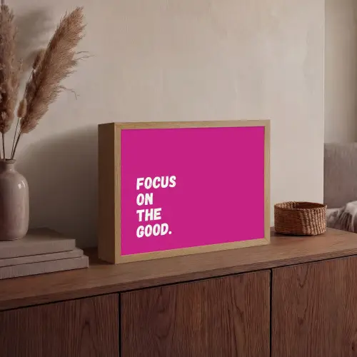 Focus on the good - Roze - Simple Light Box met batterij (Wandlamp) middel -sfeer2