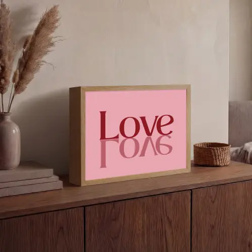 Love - Roze - Spiegeling Light Box met batterij (Wandlamp) middel -sfeer2