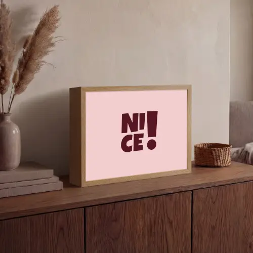 Nice - Uitroepteken - Roze Light Box met batterij (Wandlamp) middel -sfeer2