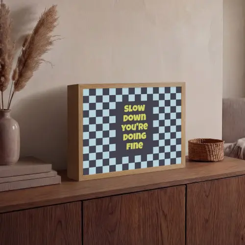 Patroon - Geblok - Blauw - Slow down you're doing fine Light Box met batterij (Wandlamp) middel -sfeer2