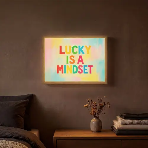 Quote - Lucky - Regenboogkleuren Light Box met batterij (Wandlamp) middel -sfeer4