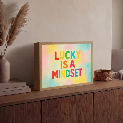 Quote - Lucky - Regenboogkleuren Light Box met batterij (Wandlamp) middel -sfeer2