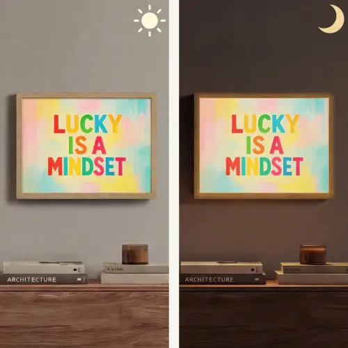 Quote - Lucky - Regenboogkleuren Light Box met batterij (Wandlamp) middel -sfeer3