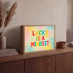 Quote - Lucky - Regenboogkleuren Light Box met batterij (Wandlamp) middel -sfeer2