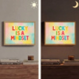 Quote - Lucky - Regenboogkleuren Light Box met batterij (Wandlamp) middel -sfeer3