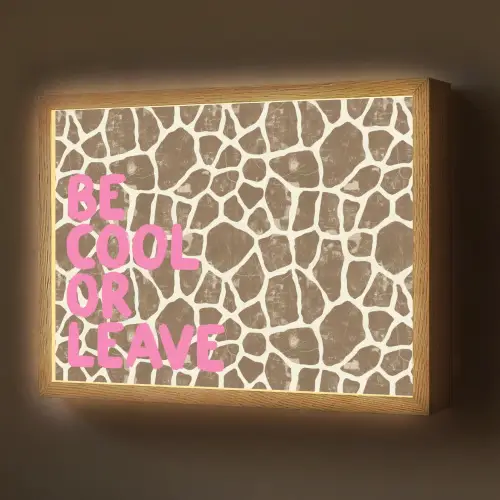 Tekst - Be cool or leave - Roze - Giraffenprint Light Box met batterij (Wandlamp) middel -z3d_website