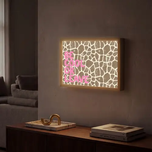 Tekst - Be cool or leave - Roze - Giraffenprint Light Box met batterij (Wandlamp) middel -sfeer1