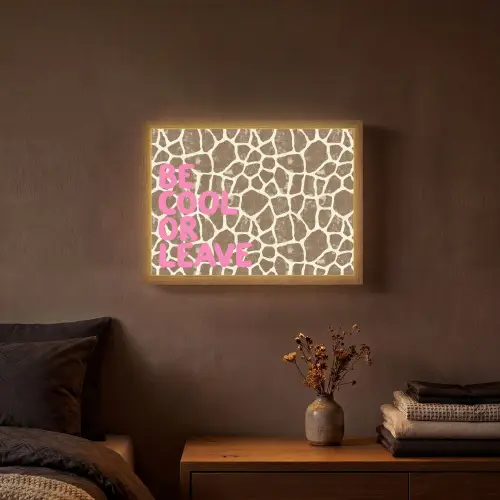 Tekst - Be cool or leave - Roze - Giraffenprint Light Box met batterij (Wandlamp) middel -sfeer4
