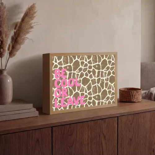 Tekst - Be cool or leave - Roze - Giraffenprint Light Box met batterij (Wandlamp) middel -sfeer2