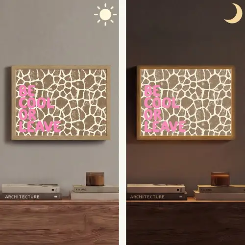 Tekst - Be cool or leave - Roze - Giraffenprint Light Box met batterij (Wandlamp) middel -sfeer3
