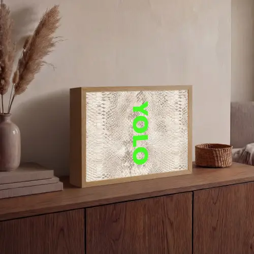 YOLO - Groen - Neon - Slangenprnt Light Box met batterij (Wandlamp) middel -sfeer2