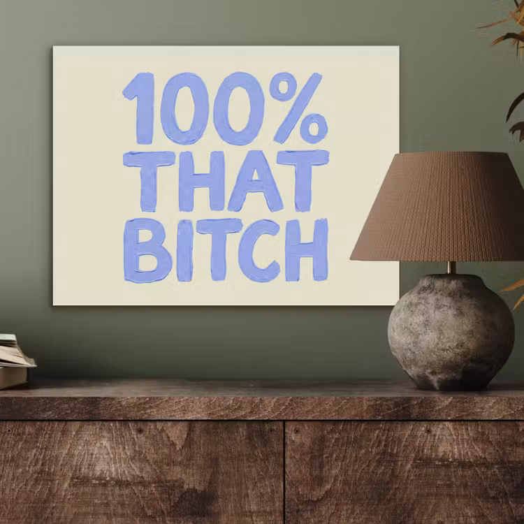 100% that bitch - Blauw - Wit PET vilt klein -sfeer2