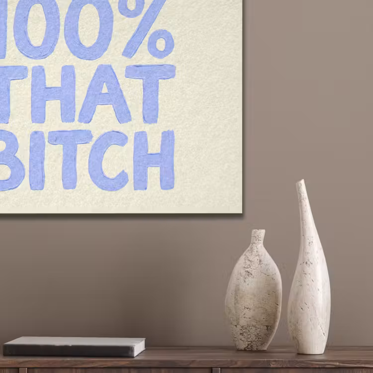 100% that bitch - Blauw - Wit PET vilt klein -sfeer6_closeup