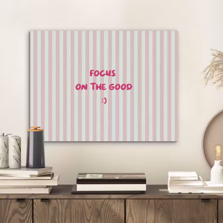 Focus on the good - Strepen - Roze - Smiley PET vilt klein -sfeer1