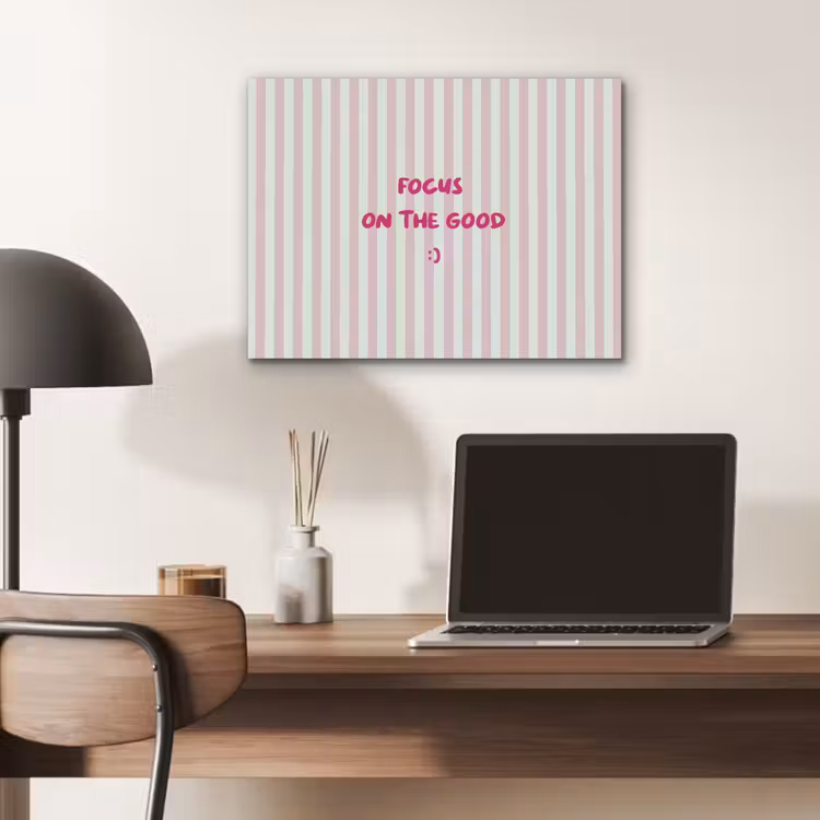 Focus on the good - Strepen - Roze - Smiley PET vilt klein -sfeer5