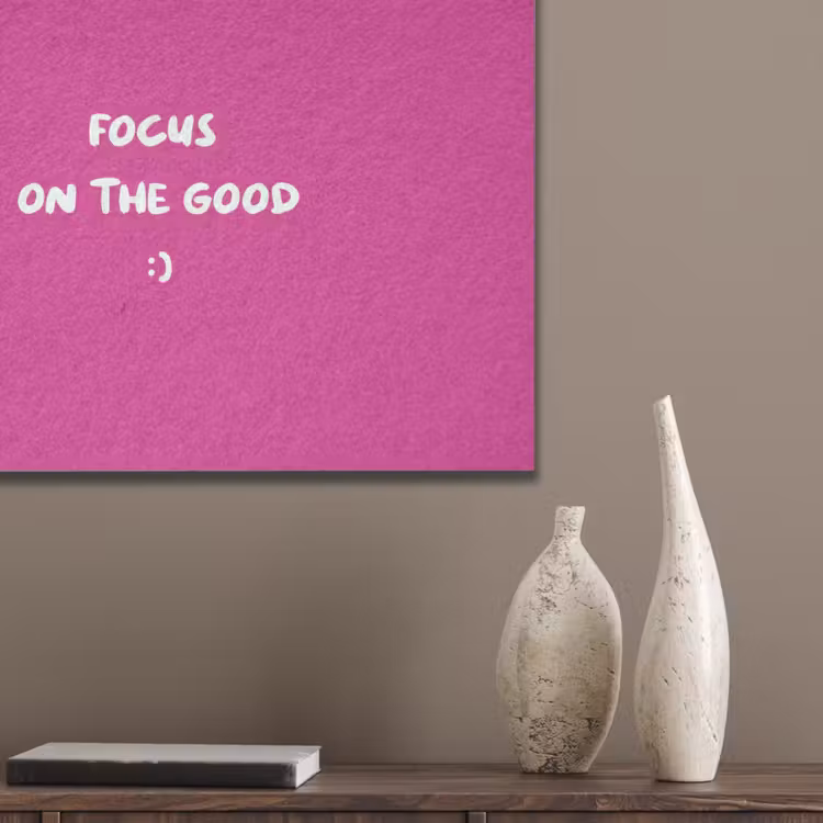 Focus - Smiley - Roze PET vilt klein -sfeer6_closeup