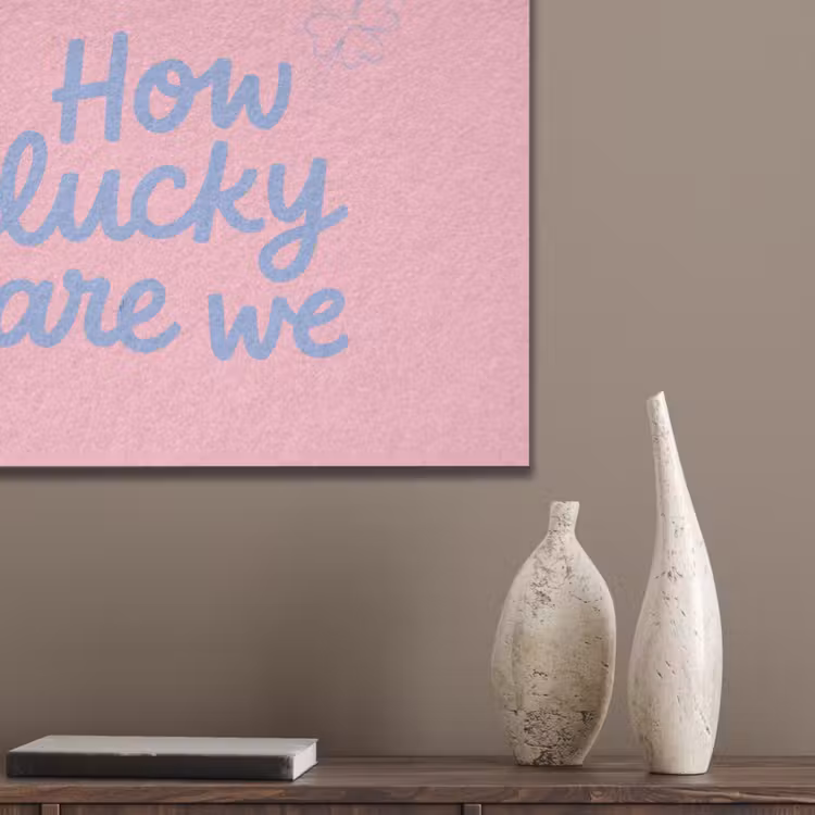 How lucky are we - Klavervier - Roze - Blauw PET vilt klein -sfeer6_closeup