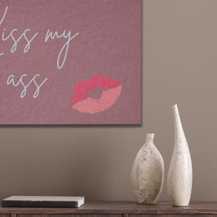 Kiss my ass - Lip - Bordeaux PET vilt klein -sfeer6_closeup