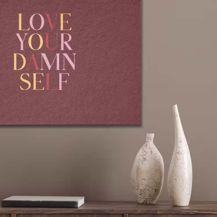 Love your damn self - Kleurrijk - Bordeaux PET vilt klein -sfeer6_closeup