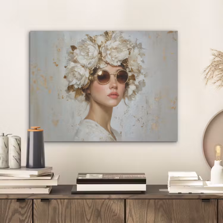 Schilderij - Vrouw - Zonnebril - Bloemenkrans PET vilt klein -sfeer1