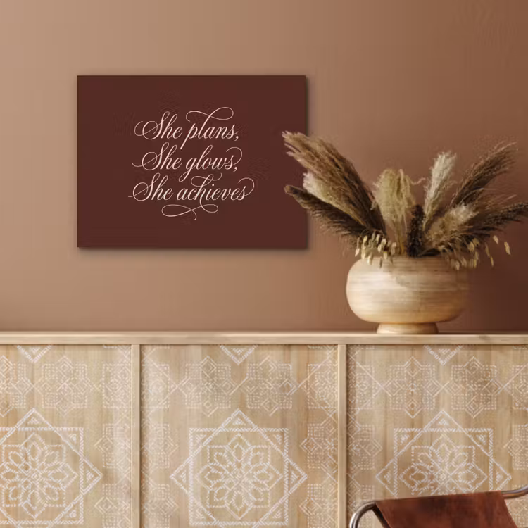 She plans she glows she achieves - Rood - Cursief PET vilt klein -sfeer4