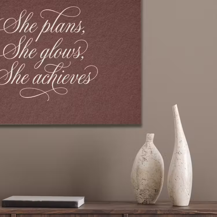 She plans she glows she achieves - Rood - Cursief PET vilt klein -sfeer6_closeup