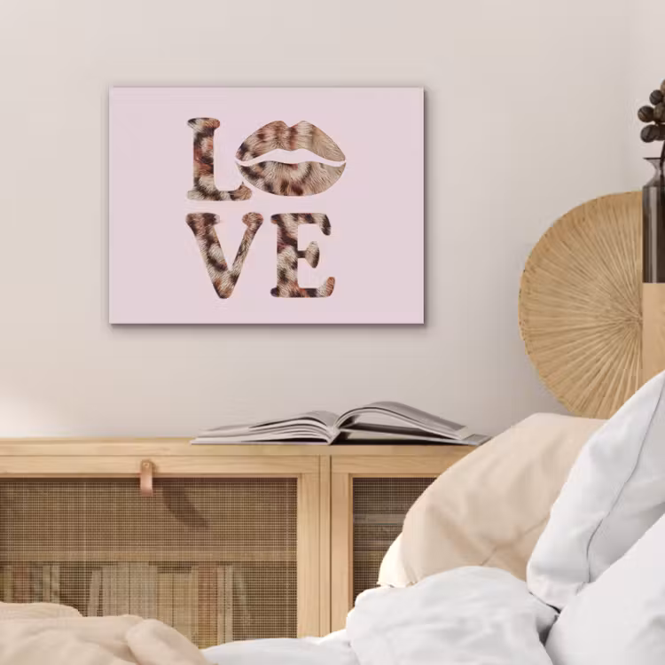 Tekst - Love - Pantervacht - Lichtroze PET vilt klein -sfeer3