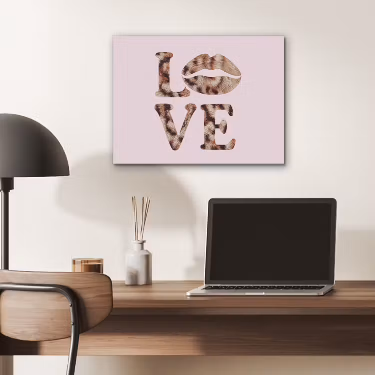 Tekst - Love - Pantervacht - Lichtroze PET vilt klein -sfeer5
