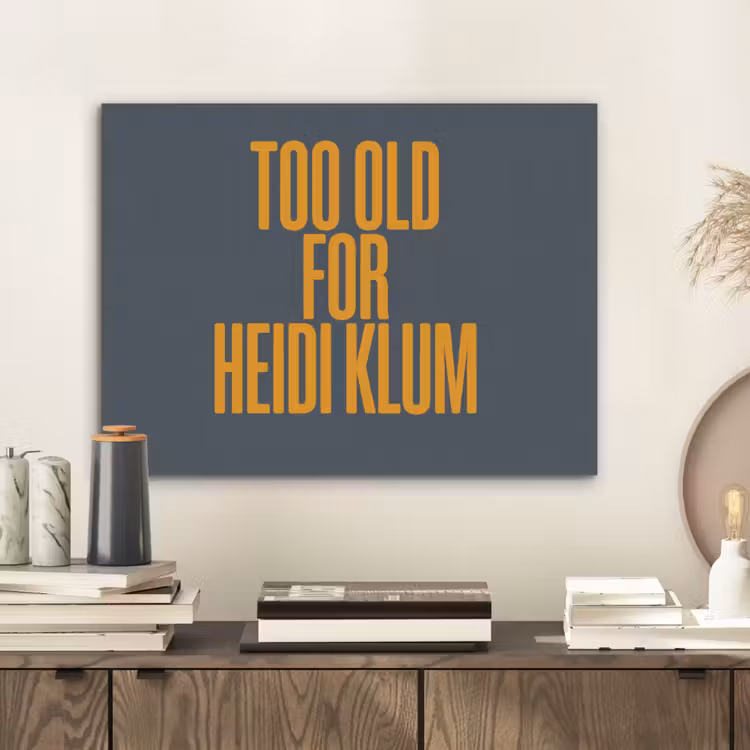 Too old for heidi klum - Geel - Blauw PET vilt klein -sfeer1