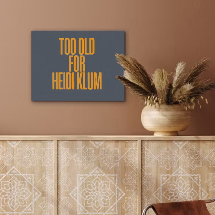 Too old for heidi klum - Geel - Blauw PET vilt klein -sfeer4