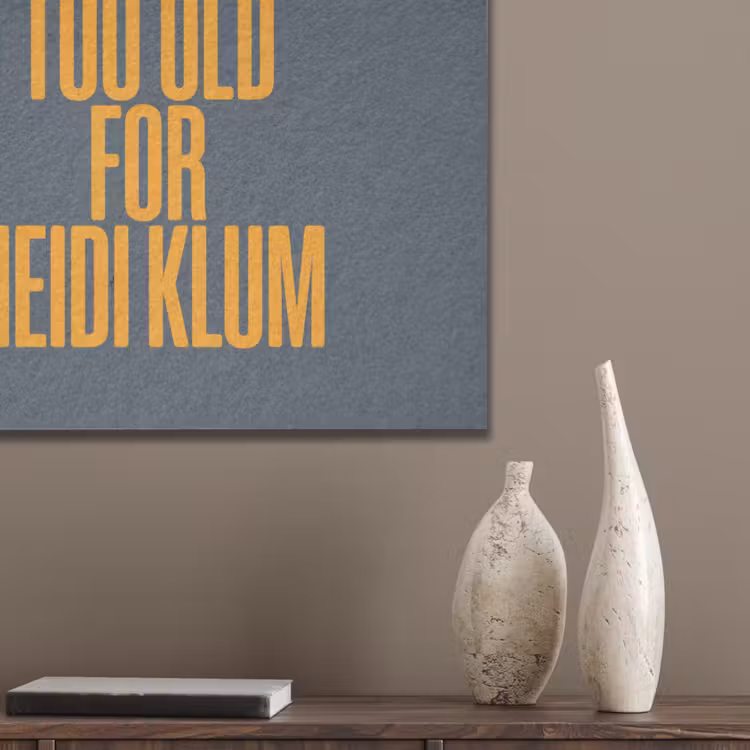 Too old for heidi klum - Geel - Blauw PET vilt klein -sfeer6_closeup
