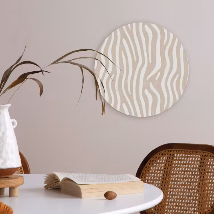 Abstract - Zebra - Beige Akoestische PET Vilt - Rond klein 838 -sfeer3