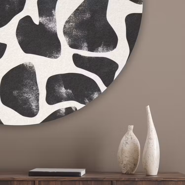 Dierenpatroon - Vlekken - Zwart - Wit Akoestische PET Vilt - Rond klein 838 -sfeer5_closeup