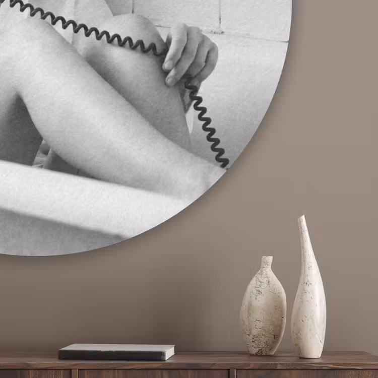 Bad - Vrouw - Zwart - Wit Akoestische PET Vilt - Rond klein -sfeer5_closeup