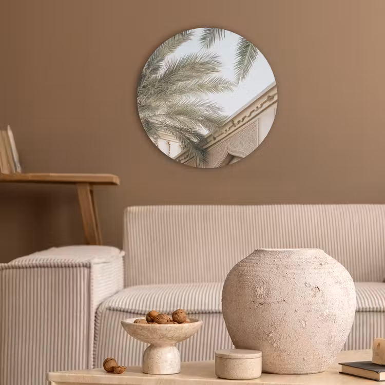 Gebouw - Palmbomen - Beige - Zon Akoestische PET Vilt - Rond klein -sfeer1