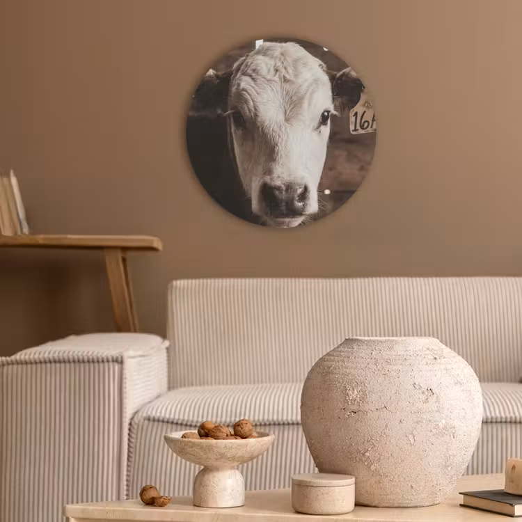 Kalf - Oormerk - Houten stal Akoestische PET Vilt - Rond klein -sfeer1