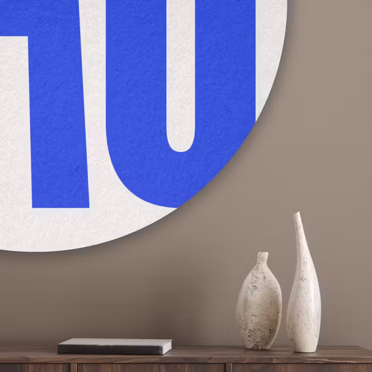 Ciao - Hoofdletters - Blauw - Minimalistisch Akoestische PET Vilt - Rond klein -sfeer5_closeup
