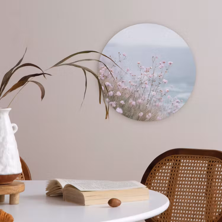 Klif - Bloemen - Zee - Roze Akoestische PET Vilt - Rond klein -sfeer3
