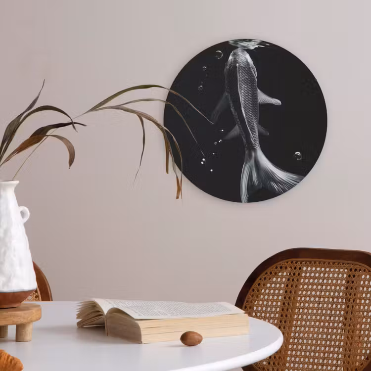 Koi - Vissen - Water - Zwart Akoestische PET Vilt - Rond klein -sfeer3