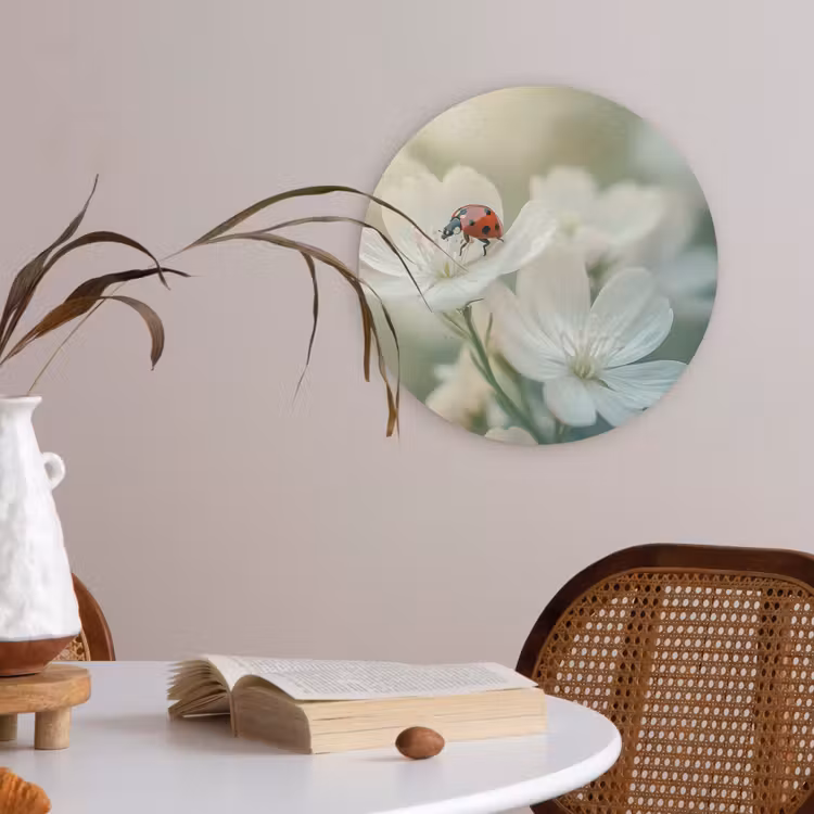 Lieveheersbeestje - Bloemen - Wit Akoestische PET Vilt - Rond klein -sfeer3