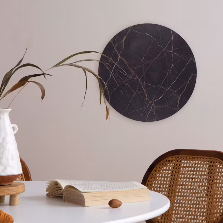 Natuursteen - Marmerpatroon - Abstract - Modern - Zwart - Goud Akoestische PET Vilt - Rond klein -sfeer3